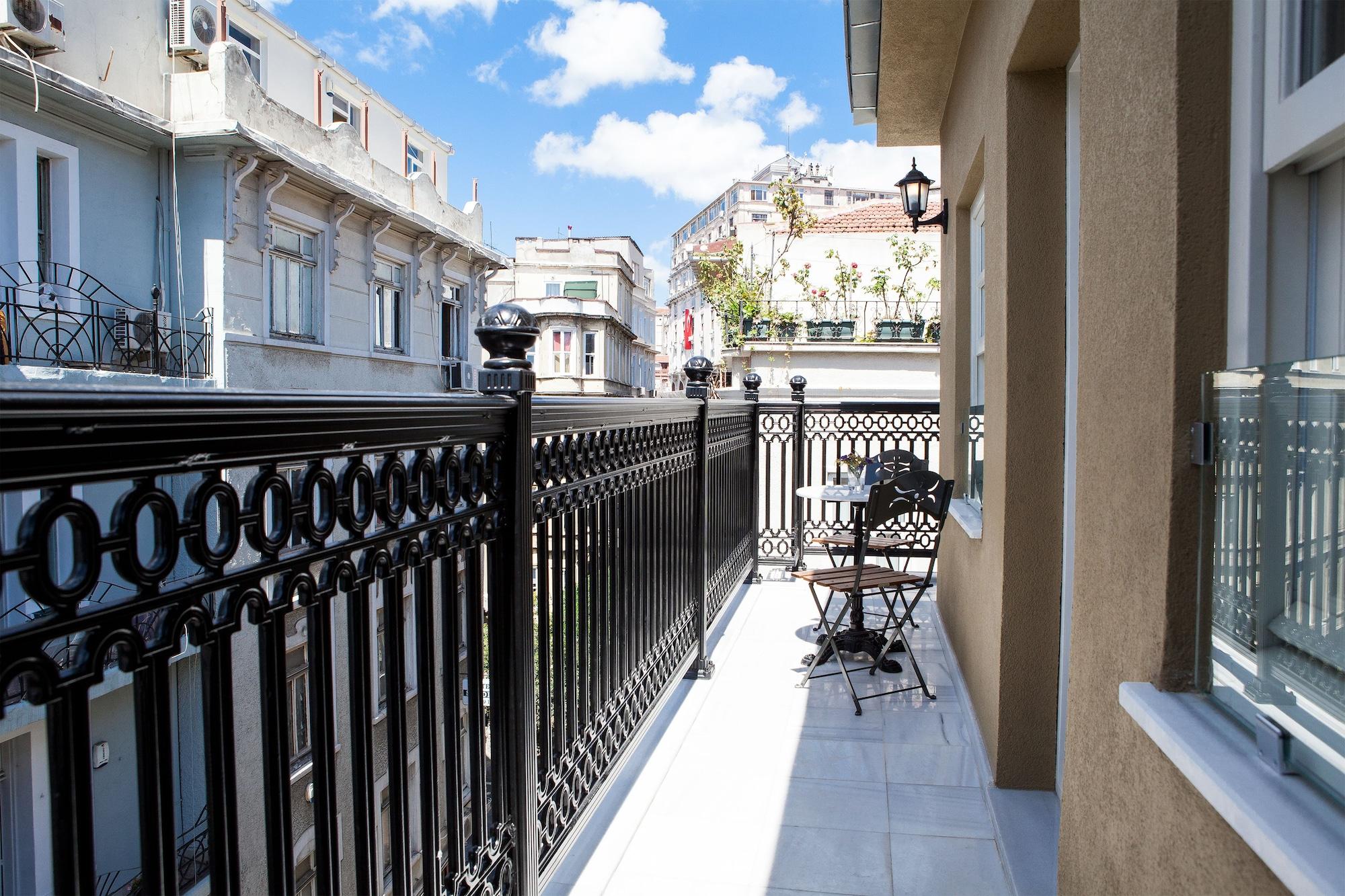 Meroddi Pera Flats Istanbul Bagian luar foto